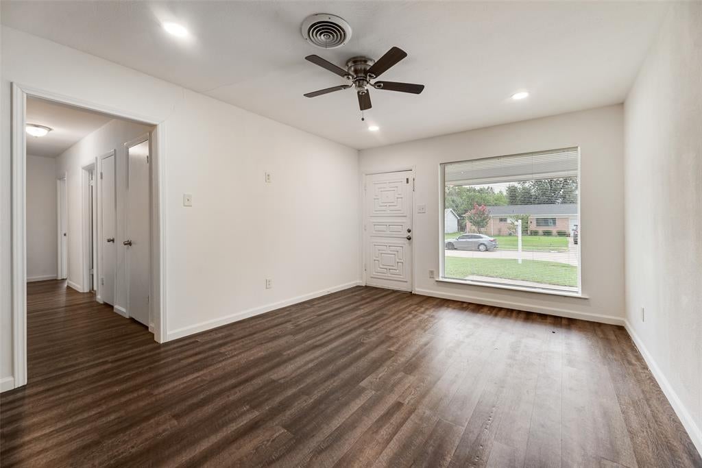 730 Cindy Ln, Grand Prairie, TX 75052 photo