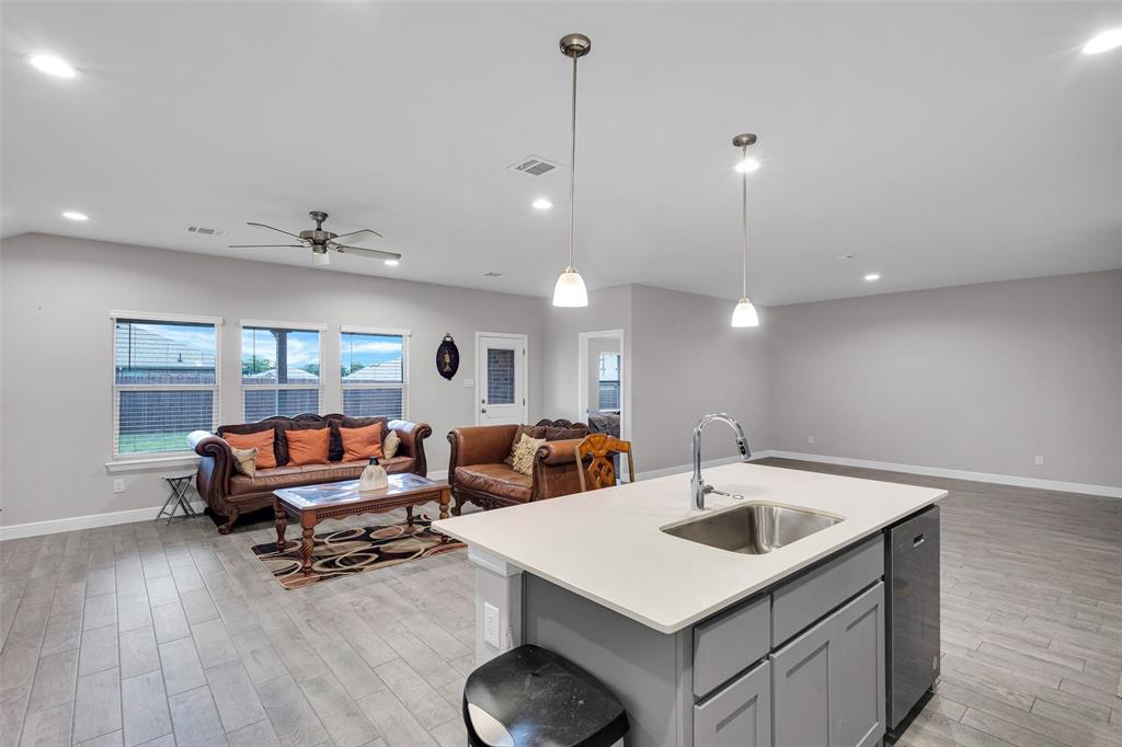 1221 Rolling Meadows Dr, Cedar Hill, TX 75104 photo