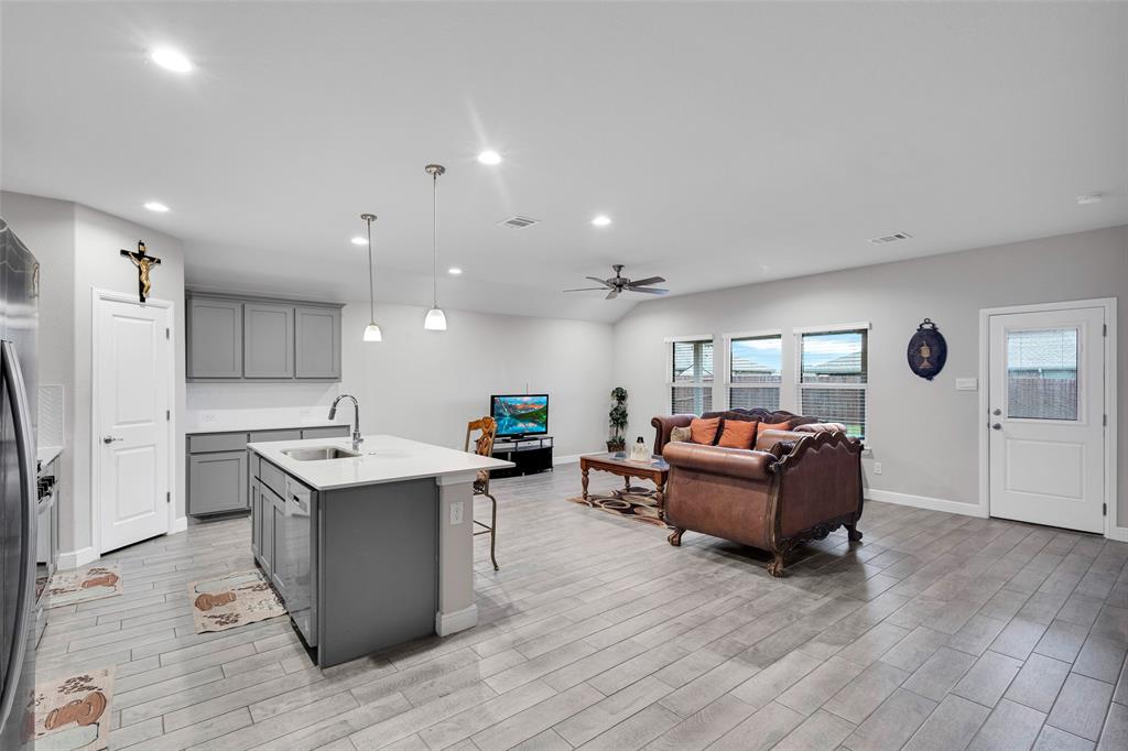 1221 Rolling Meadows Dr, Cedar Hill, TX 75104 photo