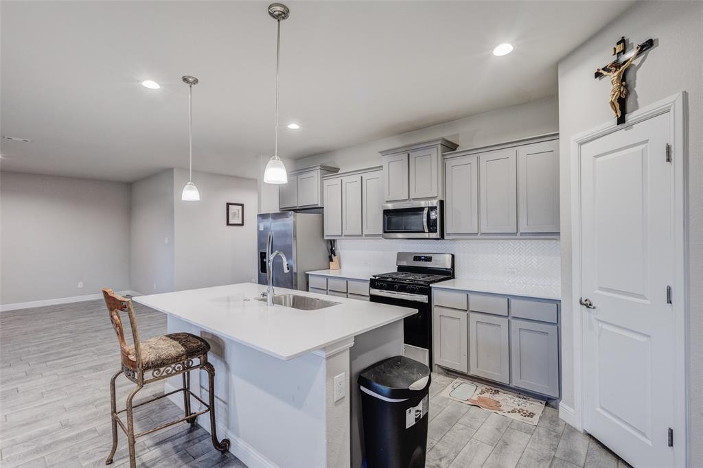 1221 Rolling Meadows Dr, Cedar Hill, TX 75104 photo