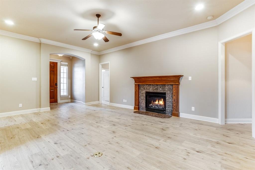 315 Castle Hill Dr, Burleson, TX 76028 photo