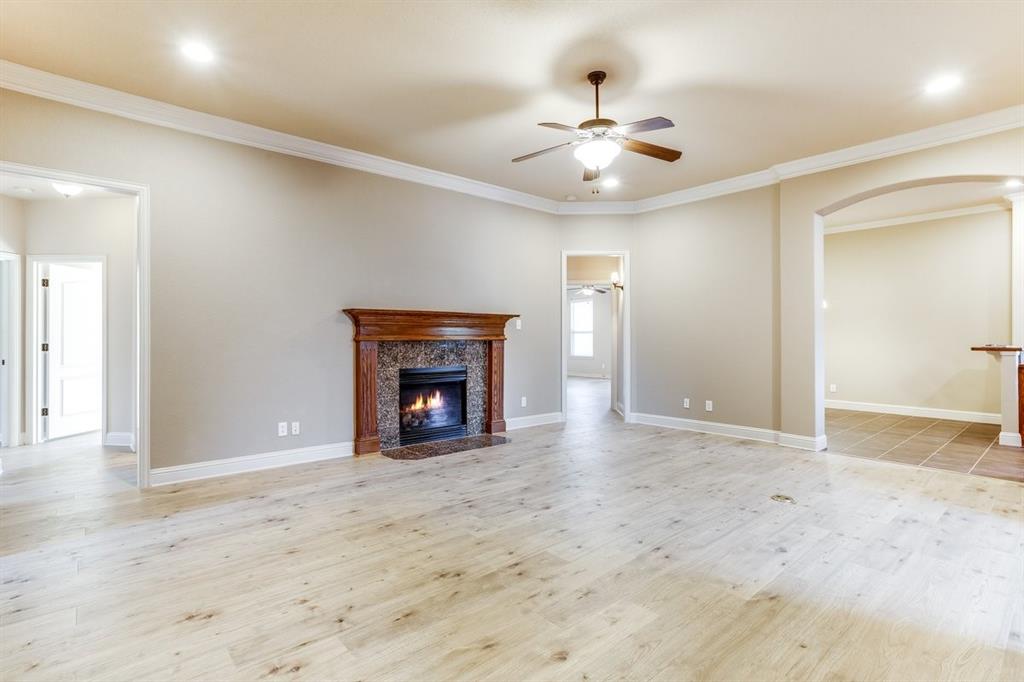 315 Castle Hill Dr, Burleson, TX 76028 photo
