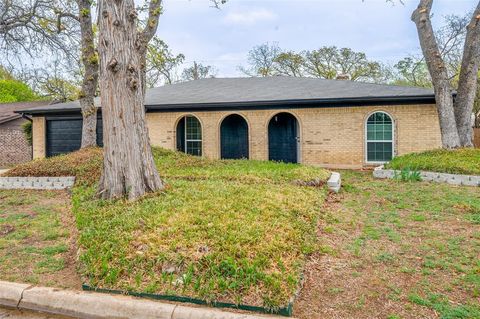 Single Family Residence in Arlington TX 2715 Bent Tree Lane.jpg