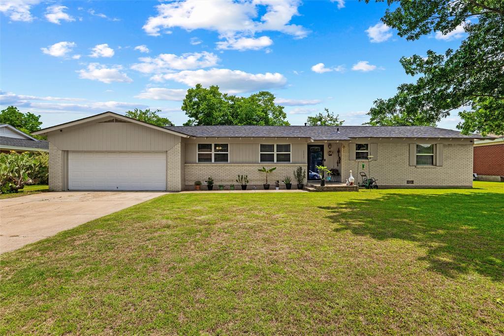 1213 Park Center St, Benbrook, TX 76126