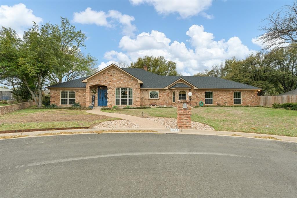 1004 Canyon Ct, Cleburne, TX 76033