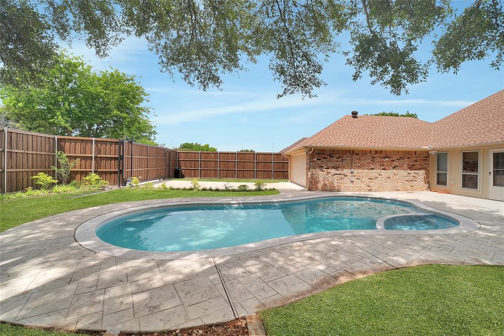 1304 Carriage Creek Dr, Desoto, TX 75115 photo