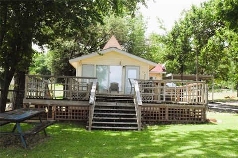 Single Family Residence in Weatherford TX 914 W Lake Drive.jpg