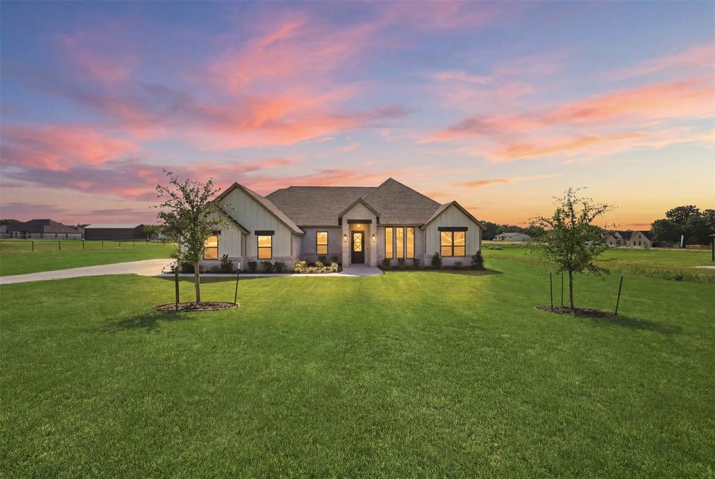 2004 Forest Bridge Dr, Azle, TX 76020