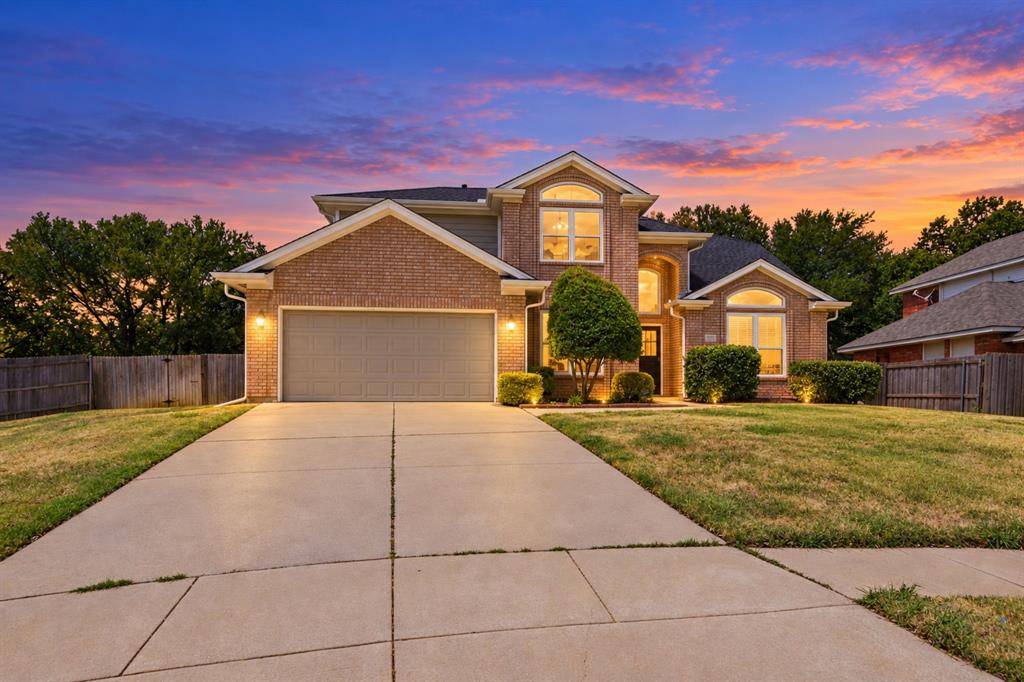 901 Tennison Dr, Euless, TX 76039