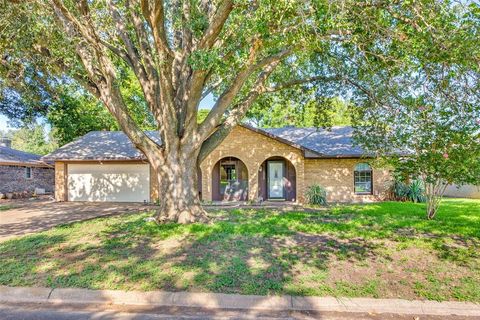 Single Family Residence in Benbrook TX 1008 Park Drive.jpg