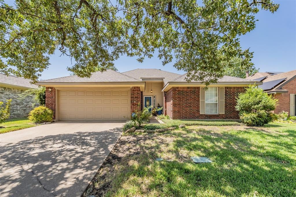 1108 Middlebury Ln, Euless, TX 76040