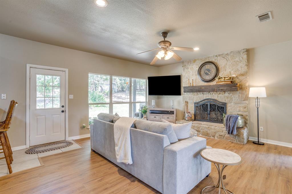 1129 Crazy Horse Trl, Burleson, TX 76028 photo