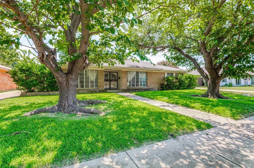 10512 Royal Chapel Dr, Dallas, TX 75229 photo