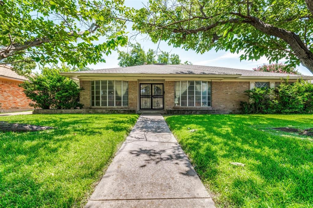 10512 Royal Chapel Dr, Dallas, TX 75229 photo