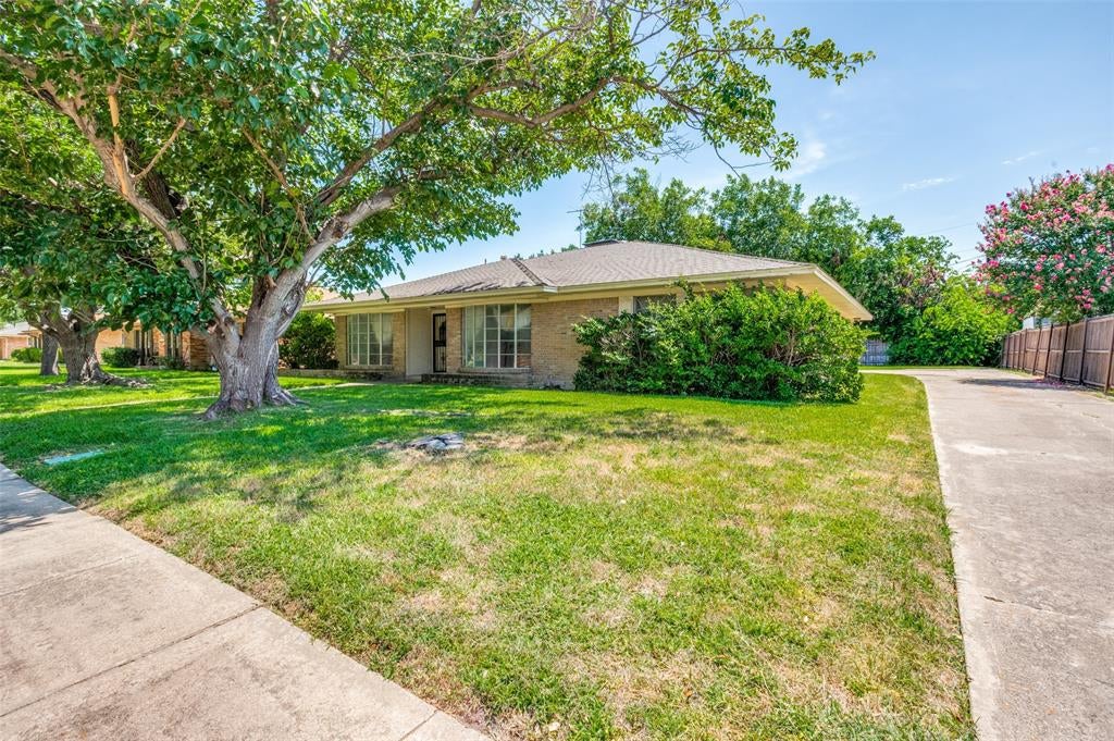 10512 Royal Chapel Dr, Dallas, TX 75229