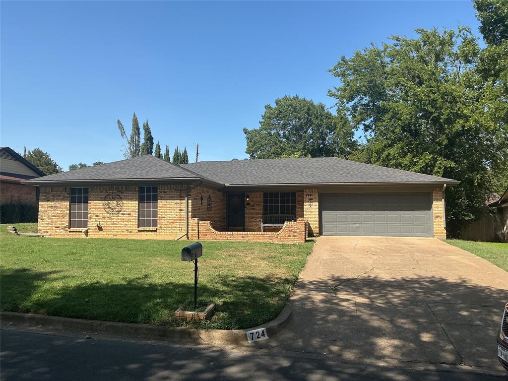 724 Barbara Ln, Burleson, TX 76028