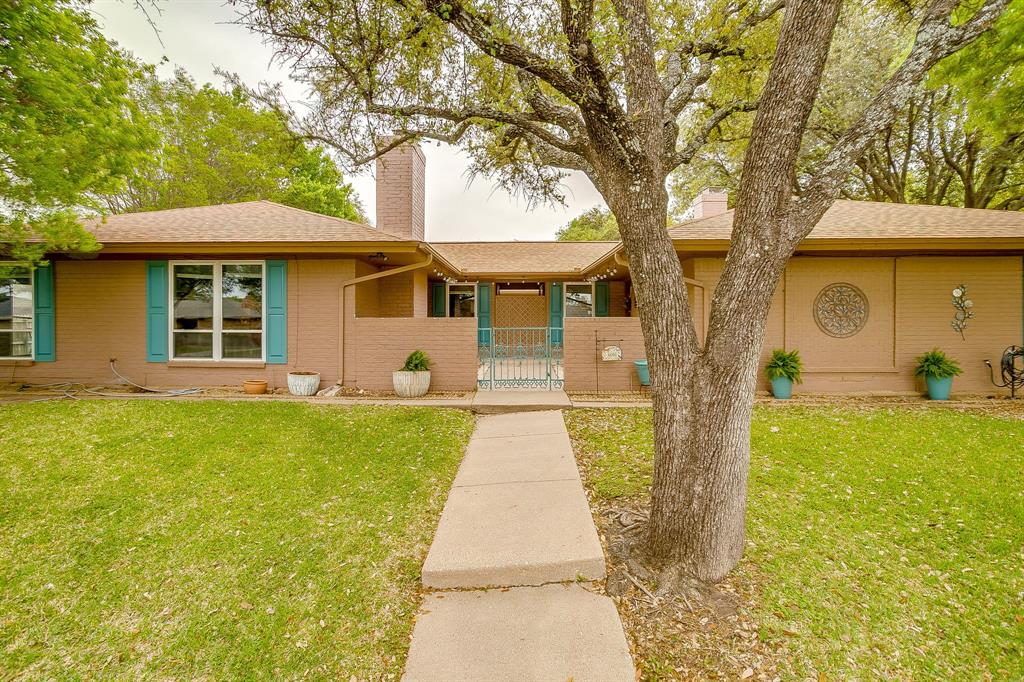 5011 Ledgestone Dr, Fort Worth, TX 76132