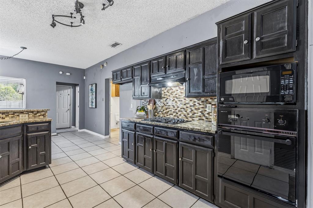 2324 Boardwalk Dr, Mesquite, TX 75181 photo