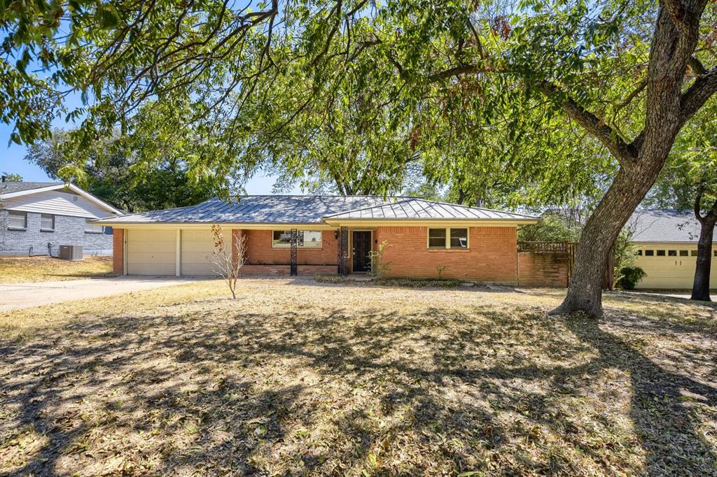 4105 Springbranch Dr, Benbrook, TX 76116