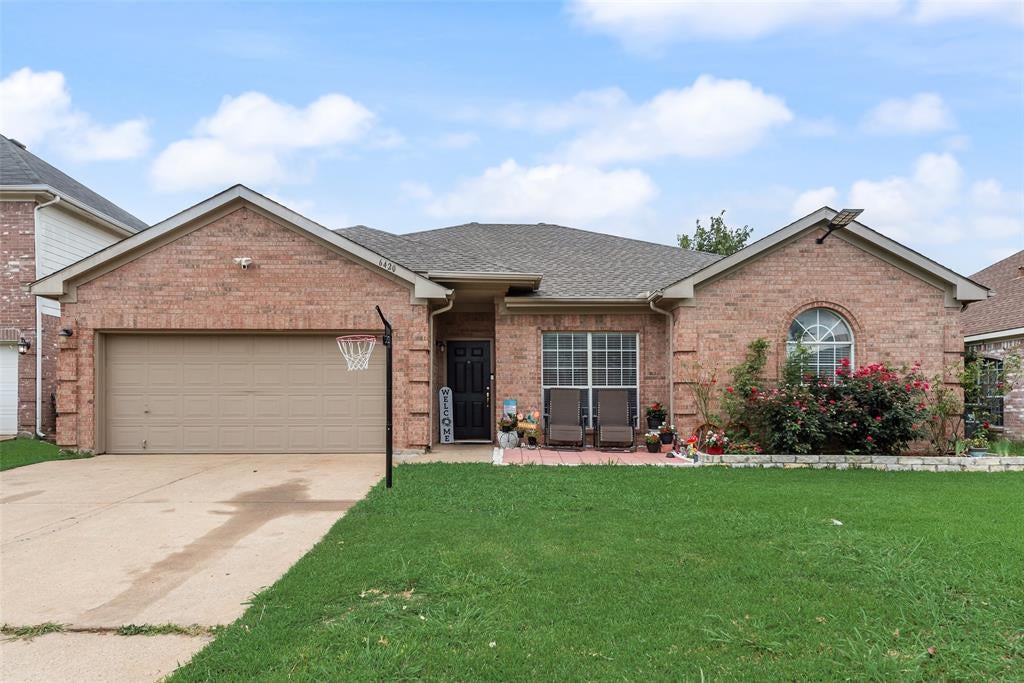 6420 Saint Alban Ct, Arlington, TX 76001
