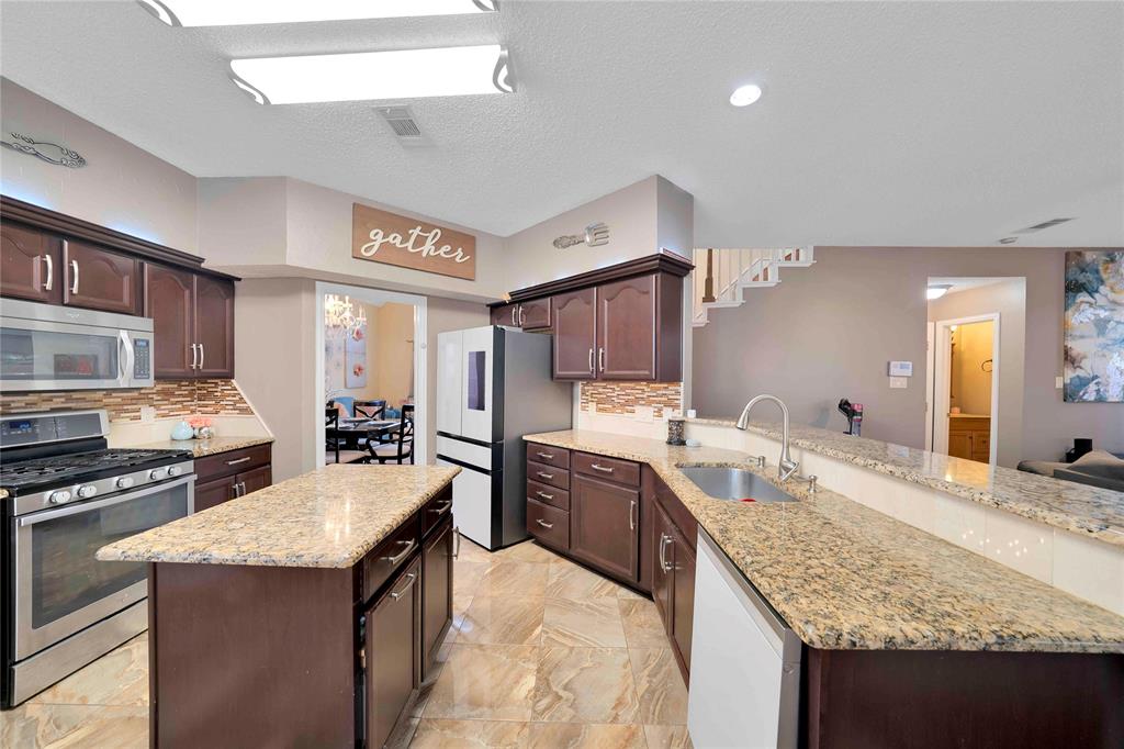 9352 Riverwalk Ln, Irving, TX 75063 photo