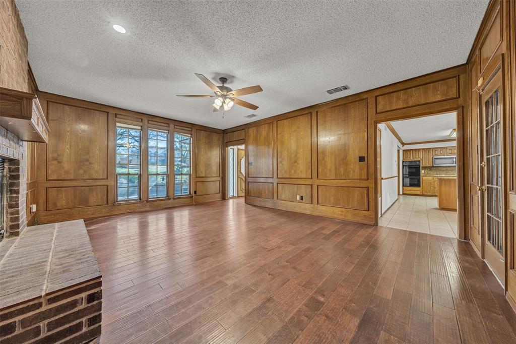 205 William Wallace Dr, Burleson, TX 76028 photo