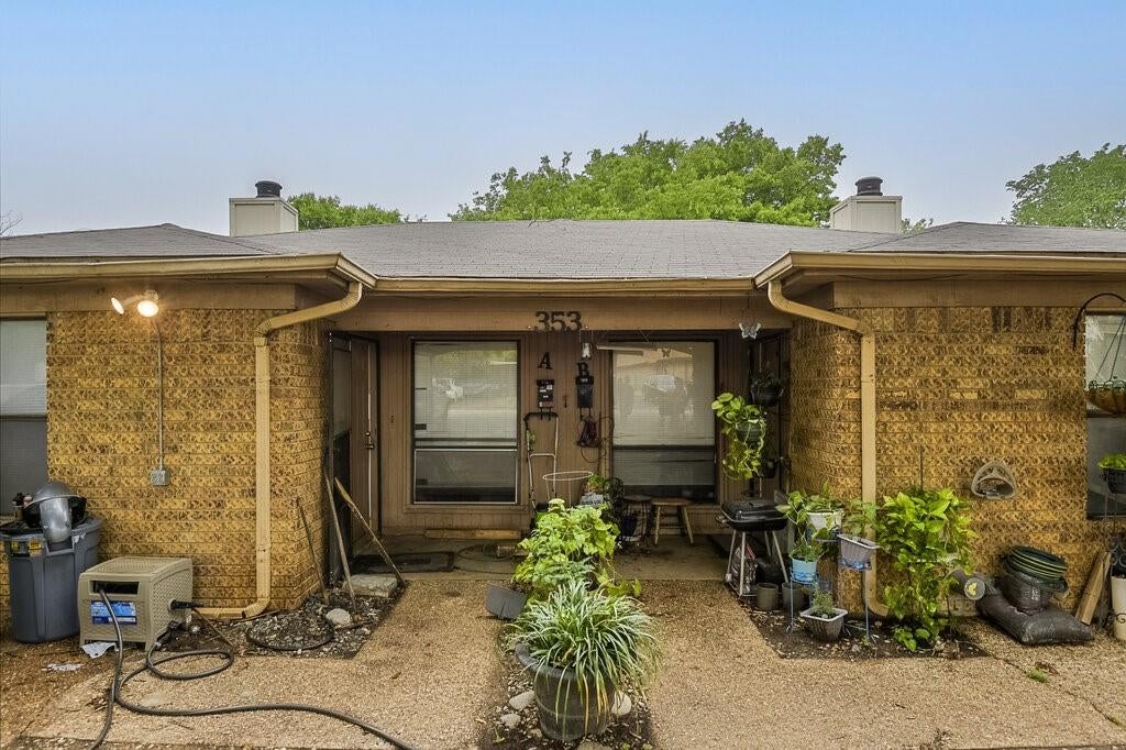 353 Field St, Burleson, TX 76028