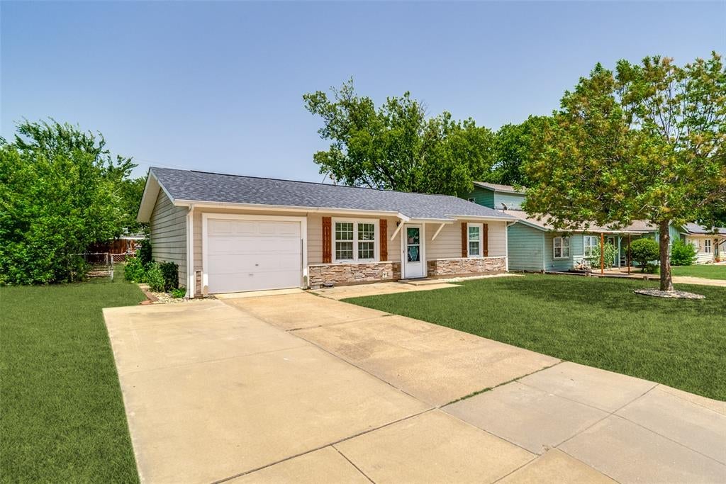 346 Lorna St, Burleson, TX 76028 photo