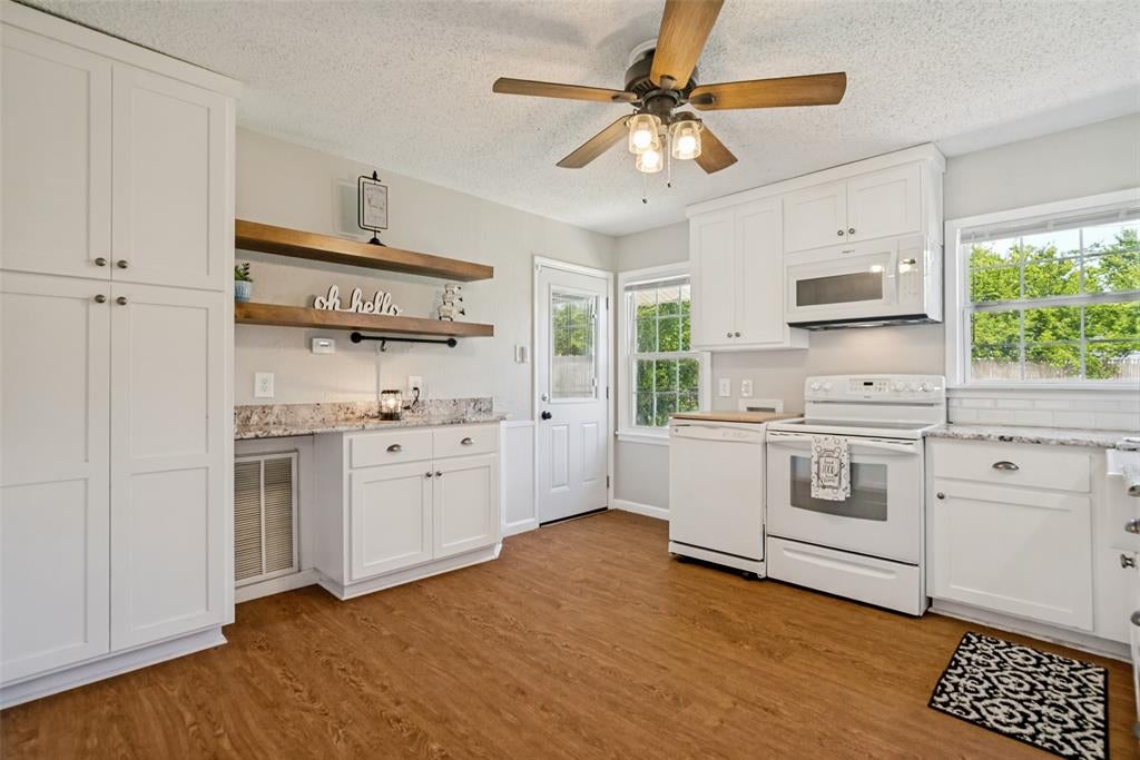 346 Lorna St, Burleson, TX 76028 photo