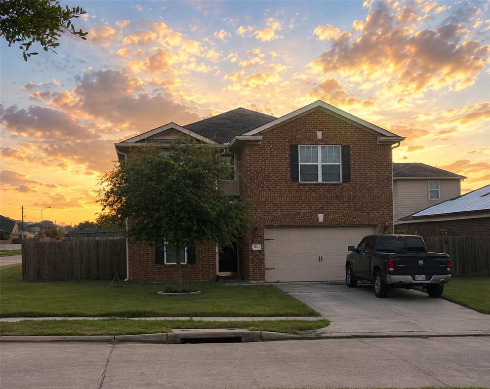111 Golden Eagle Ct, La Marque, TX 77568