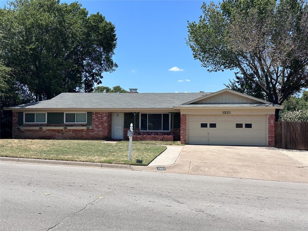 1321 Hurstview Dr, Hurst, TX 76053
