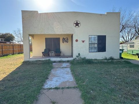 Single Family Residence in Seymour TX 707 N River Street.jpg