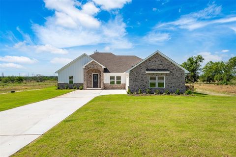 Single Family Residence in Azle TX 1020 Don Eve Court.jpg