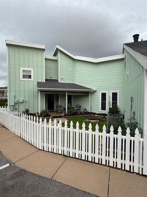 Single Family Residence in Azle TX 628 Harbor Circle.jpg