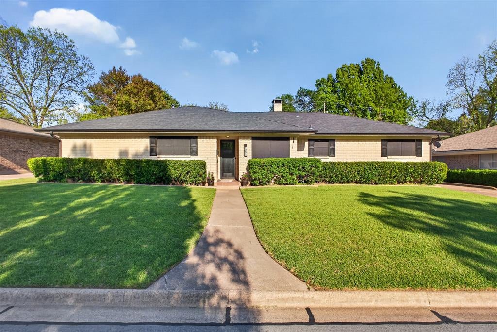 1907 Wes Hardin Cir, Bonham, TX 75418