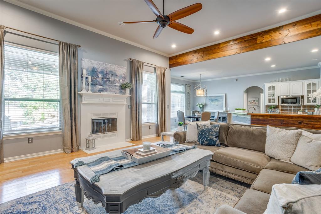 910 Royal Ct, Burleson, TX 76028 photo