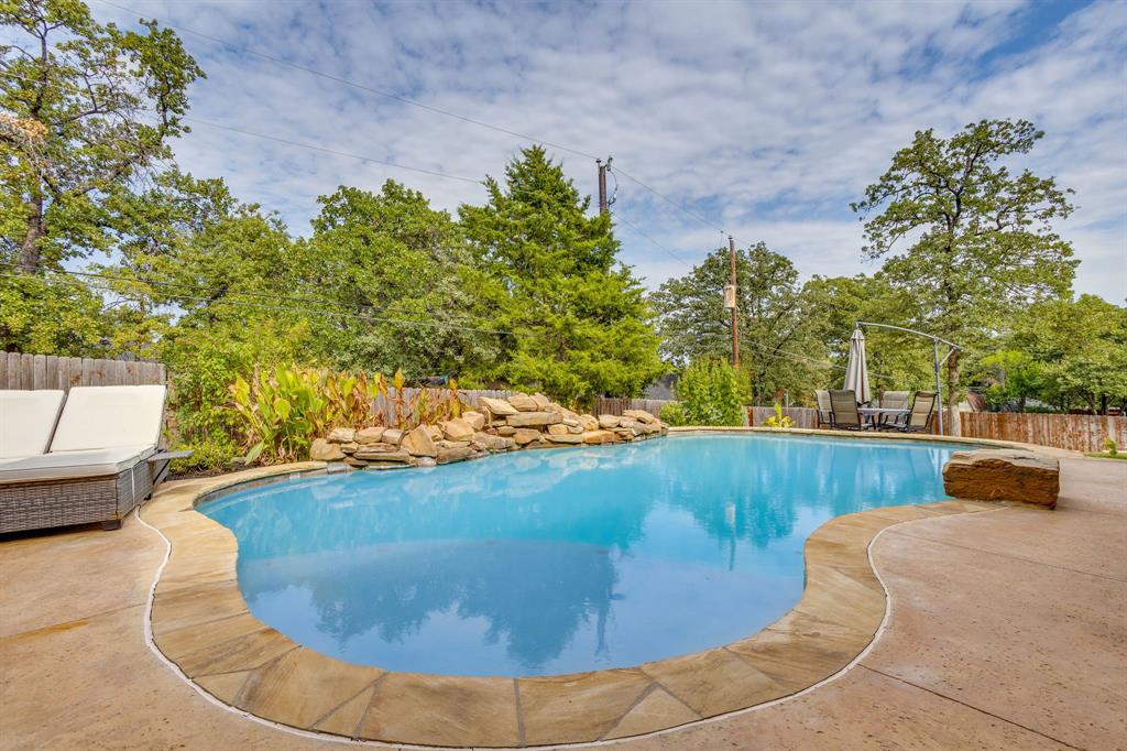 910 Royal Ct, Burleson, TX 76028 photo