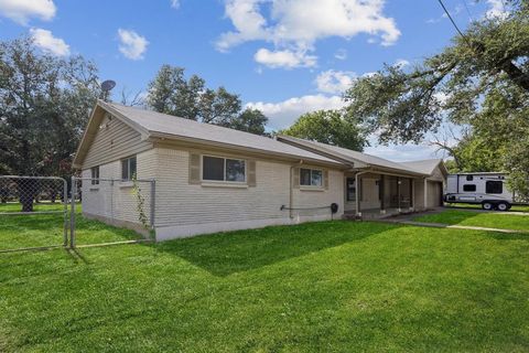 Single Family Residence in Alvarado TX 403 N Baugh Street.jpg