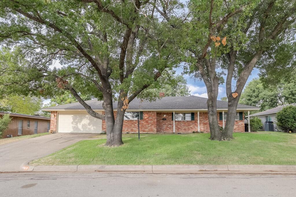 6805 Valhalla Rd, Fort Worth, TX 76116