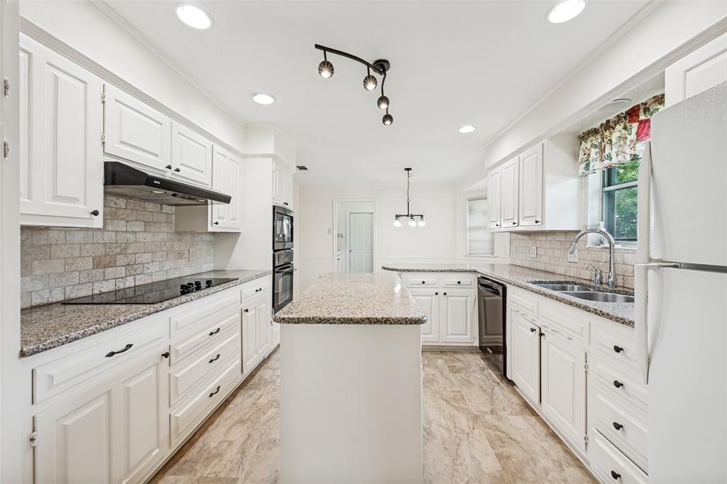 2414 Lakeview Cir, Arlington, TX 76013 photo