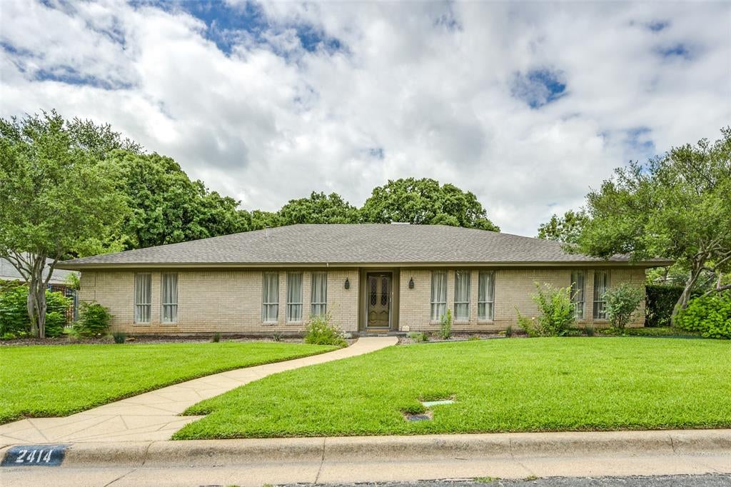 2414 Lakeview Cir, Arlington, TX 76013 photo