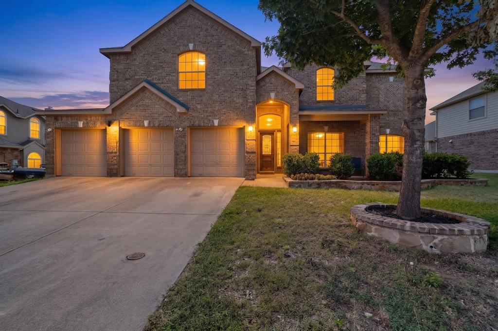 914 Hidden Lake Dr, Cedar Hill, TX 75104