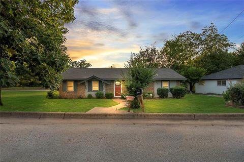 Single Family Residence in Tyler TX 3021 King Street.jpg