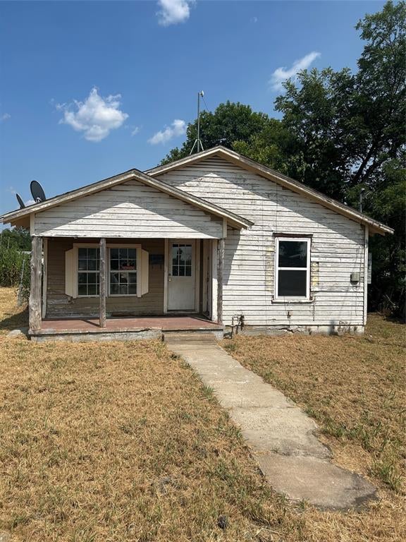 204 8 St, Honey Grove, TX 75446