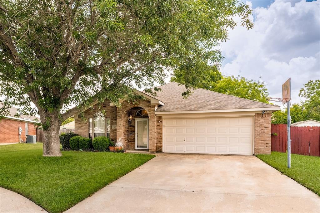 1005 Darren Dr, Burleson, TX 76028
