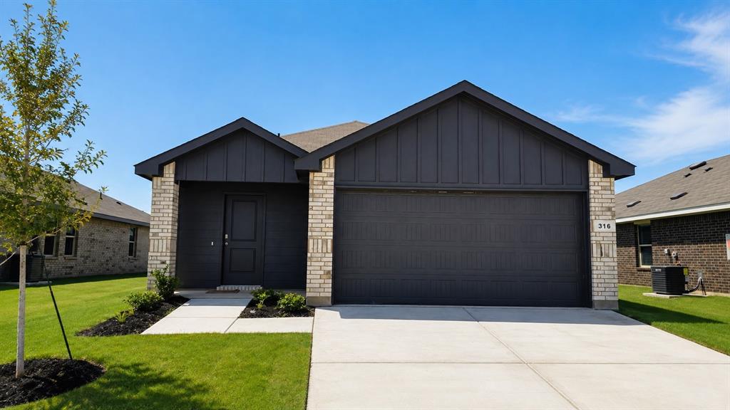 316 Trail Ct, Keene, TX 76059