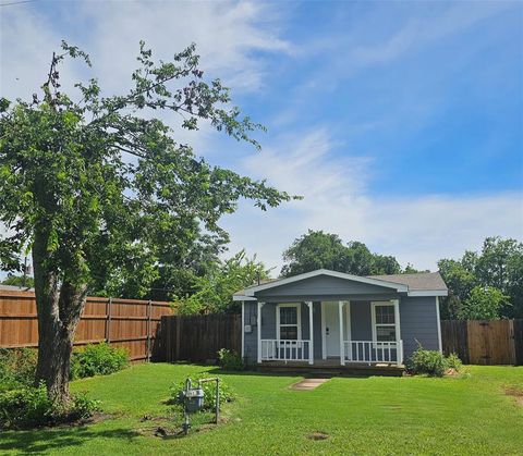 Single Family Residence in Krum TX 511 W Lake Street.jpg