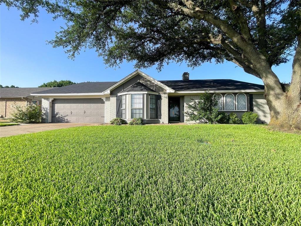 112 Overcrest Dr, Benbrook, TX 76126