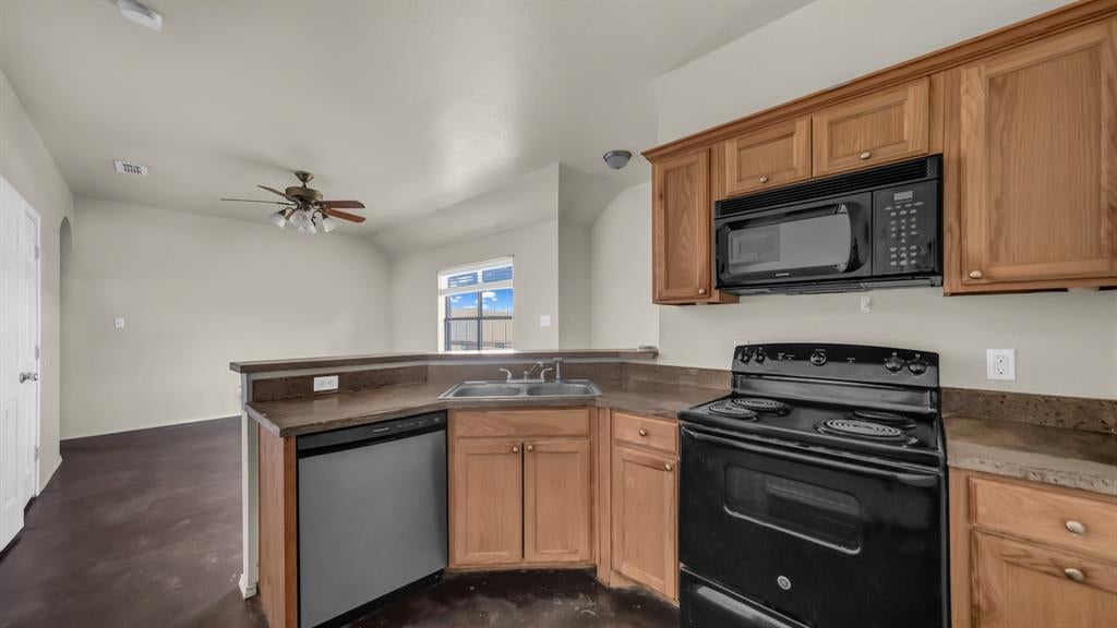 141 Lindas Creek Ln, Weatherford, TX 76088