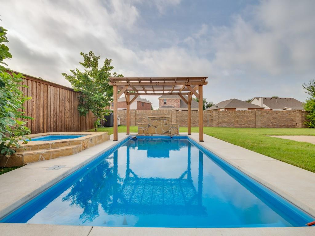 2811 Gillespie Ln, Grand Prairie, TX 75052 photo
